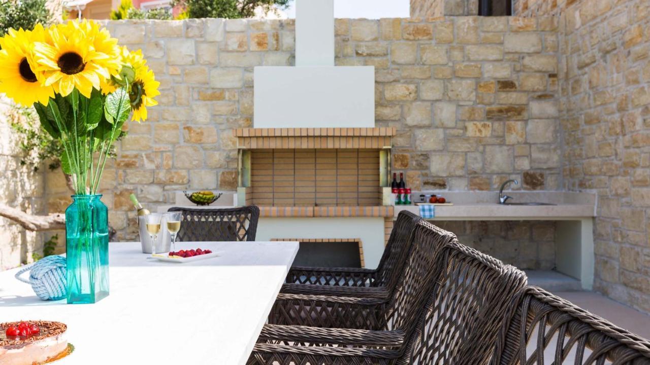 Villa Emilia I Luxury, Amazing Seaview, Next To The Town Kissamos Exterior photo