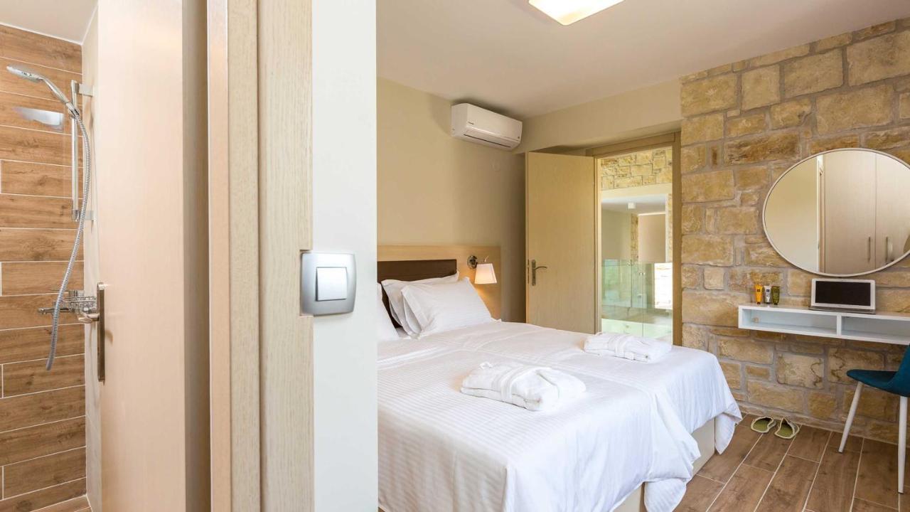 Villa Emilia I Luxury, Amazing Seaview, Next To The Town Kissamos Exterior photo